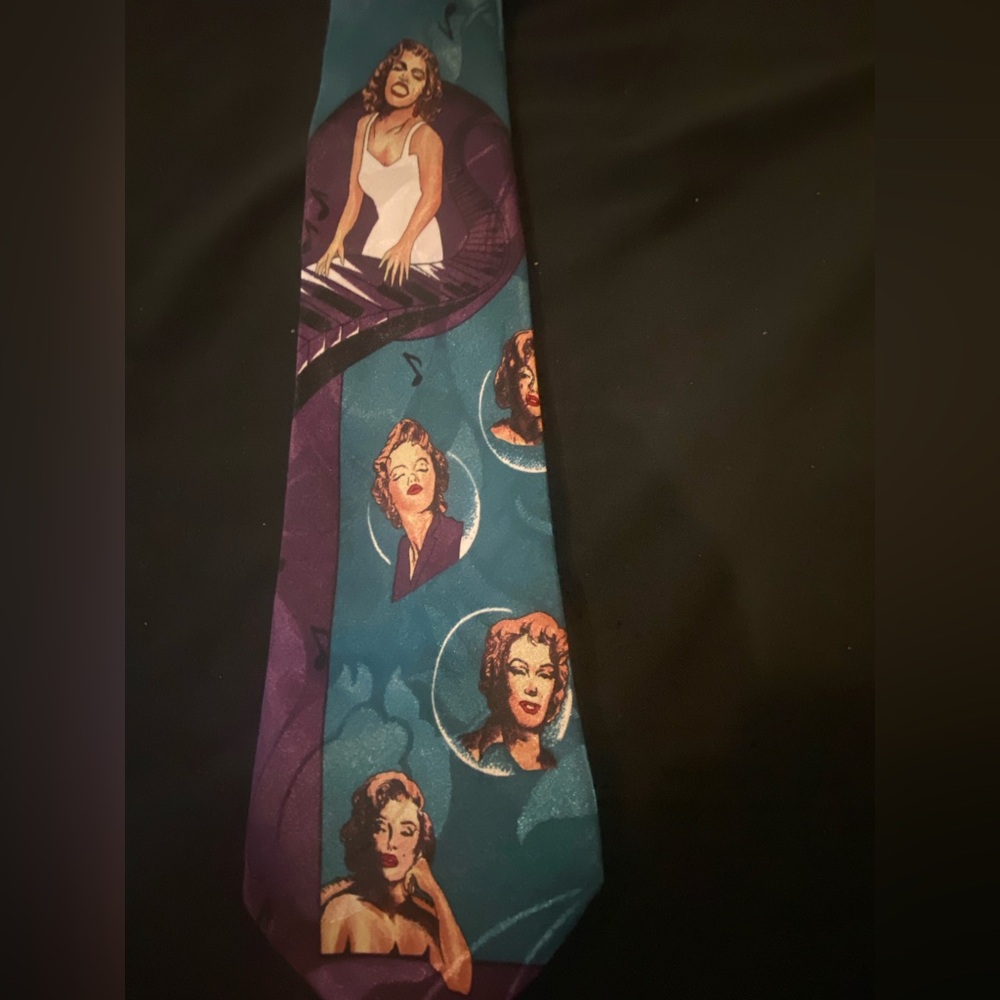 👋 Bye Buy Sale, men’s tie w/ images women of music & screen! Humor gift